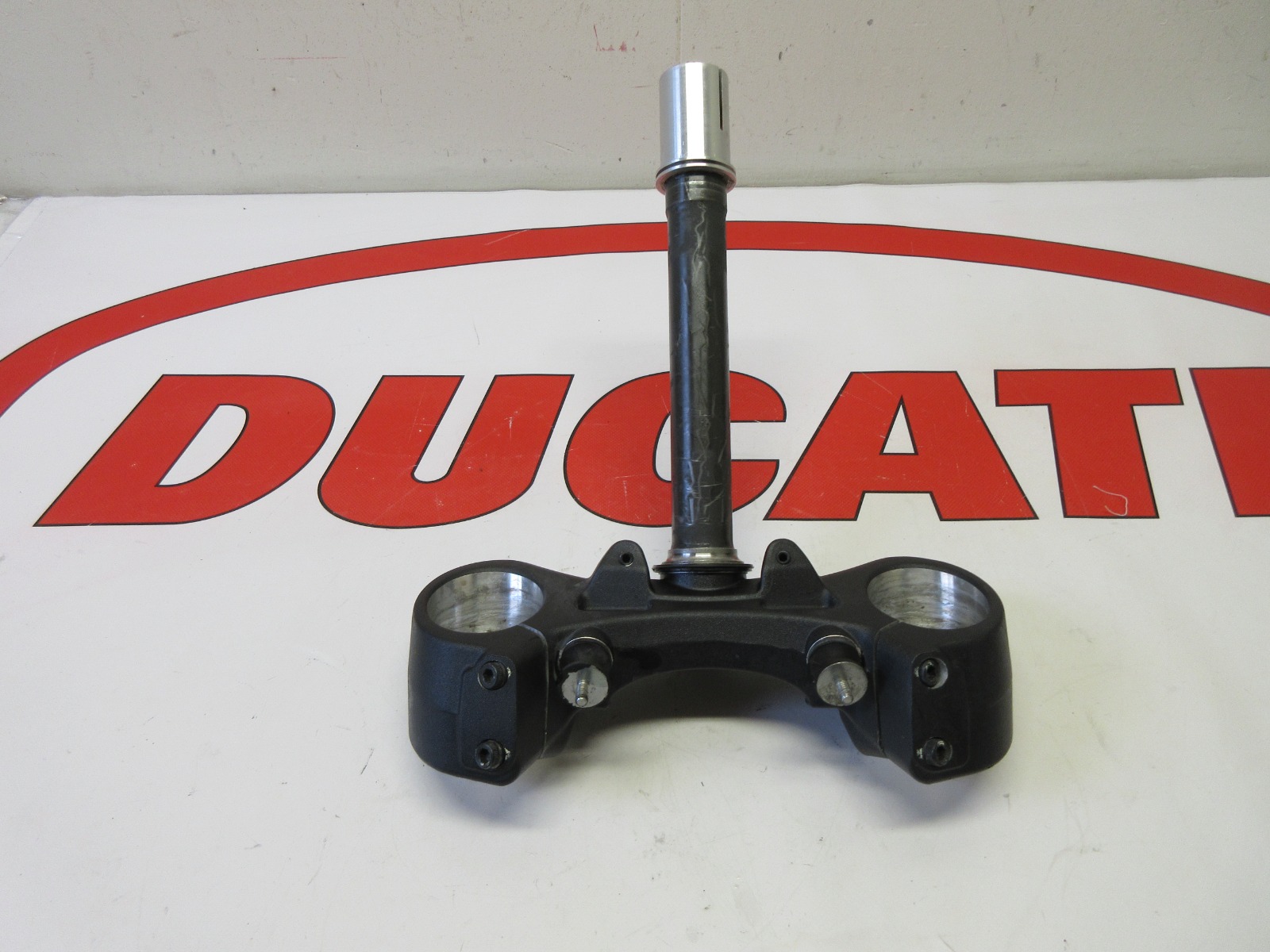 Ducati steering crown with pin bottom yoke Diavel 1200 34220612B