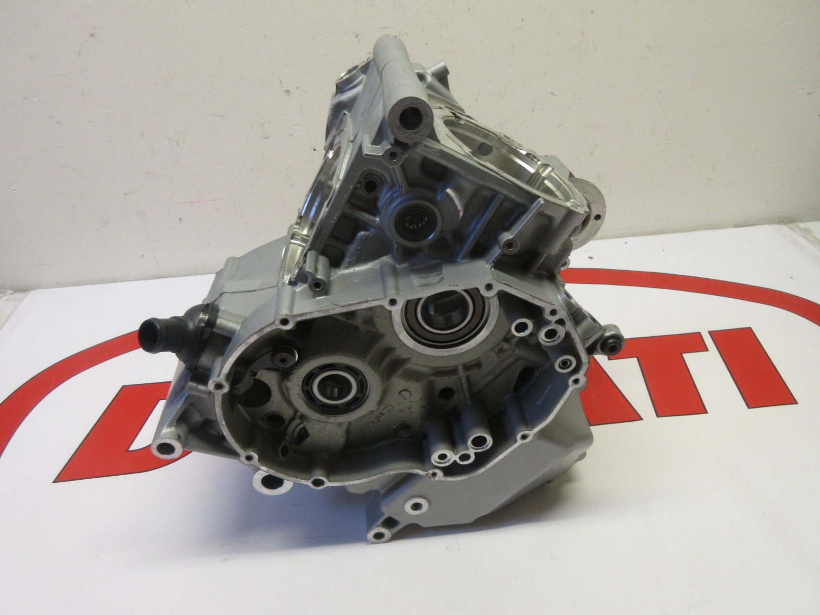 Ducati engine crankcases  1198 1198S 22522303B CASES