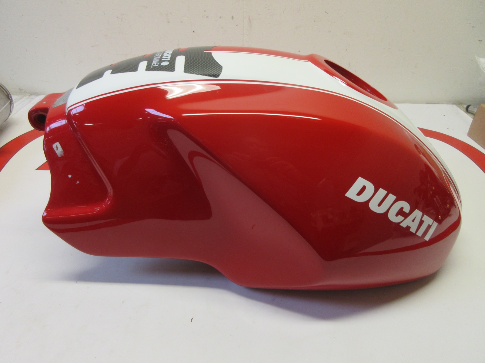 58611602BK ドゥカティ純正 FUEL TANK BLACK JP店 NEW GENUINE DUCATI 1098S \u0026 1198S MIDNIGHT BLACK FUEL TANK 58611602AB