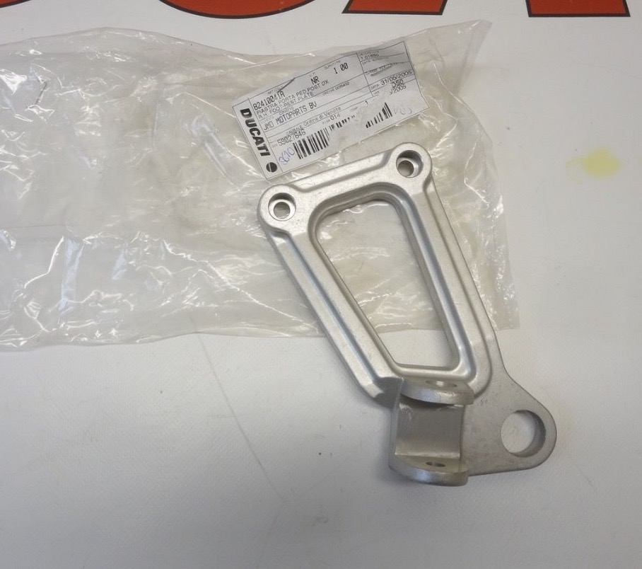 DUCATI RIGHT HAND PASSENGER FOOTREST BRACKET 851 900 SUPERSPORT 82410041A