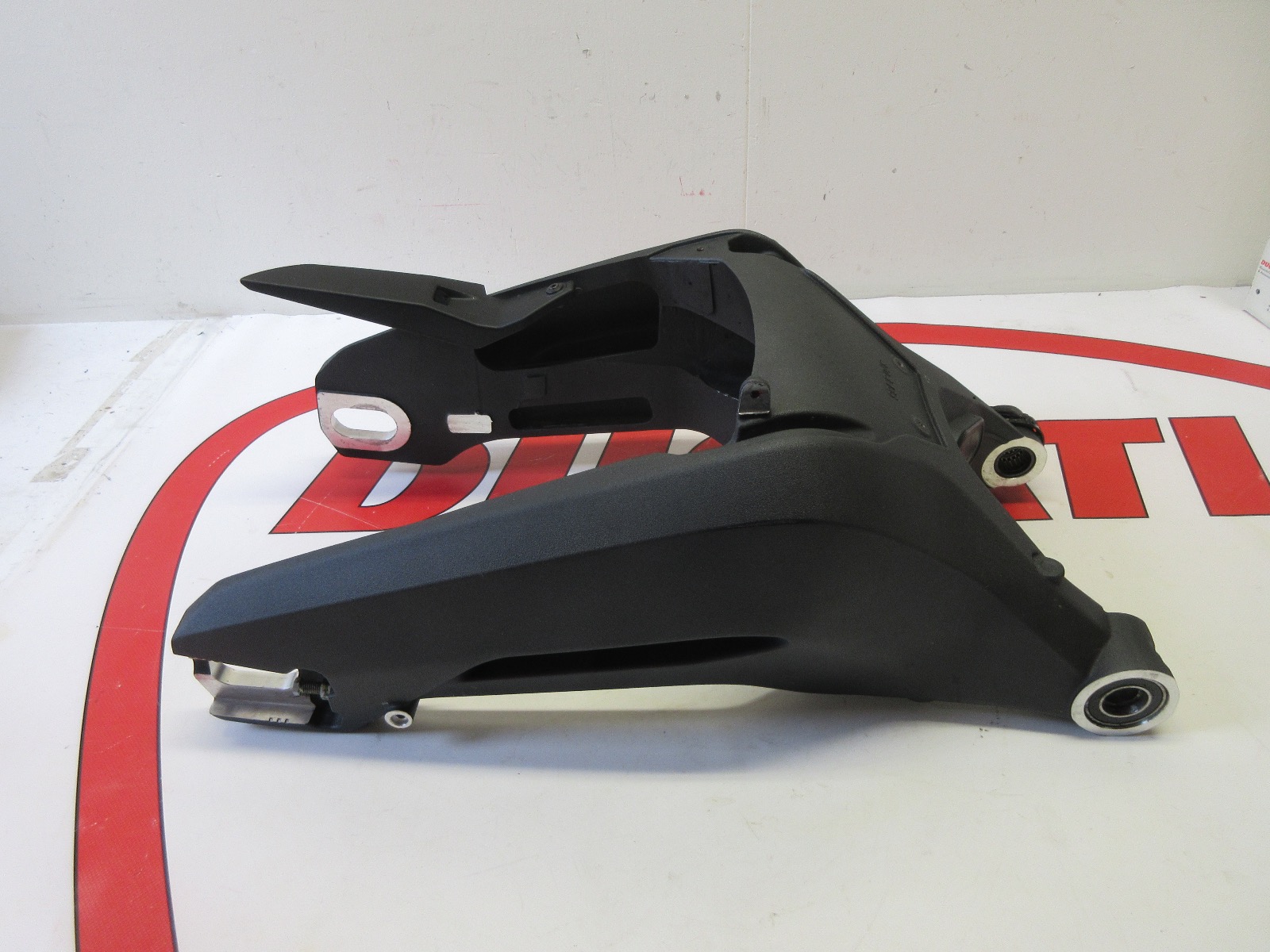 Ducati Swingarm Panigale 899 959 superbike & chain guard 37011364BA