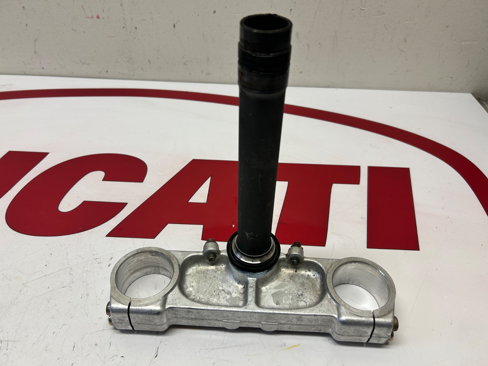 Ducati steering head bottom yoke 748 E 749 & dark 2003 non eccentric 34220281A
