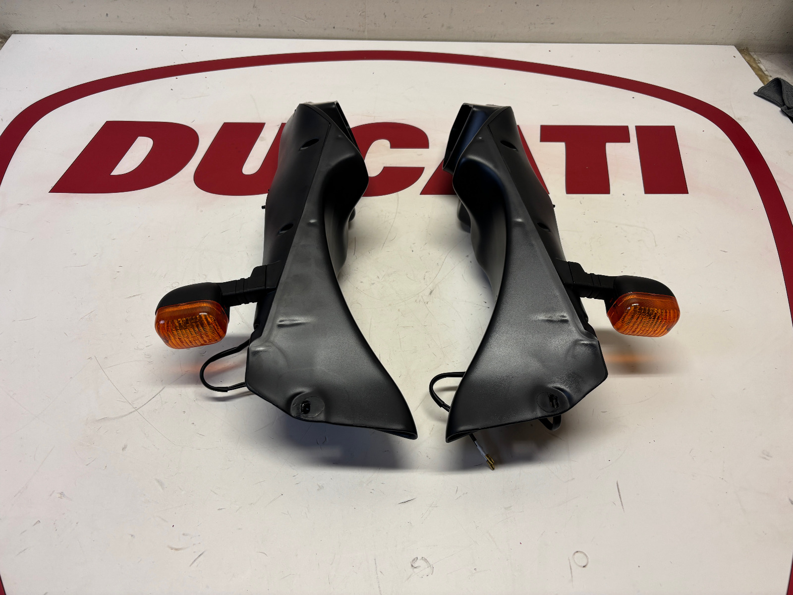 Ducati air duct intakes runners housing + indicators 748 916 996 44210141B