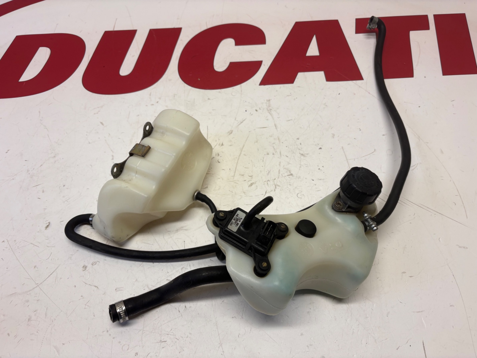 Ducati coolant water tank upper lower reservoir 748 916 996 58510122A 58510111A