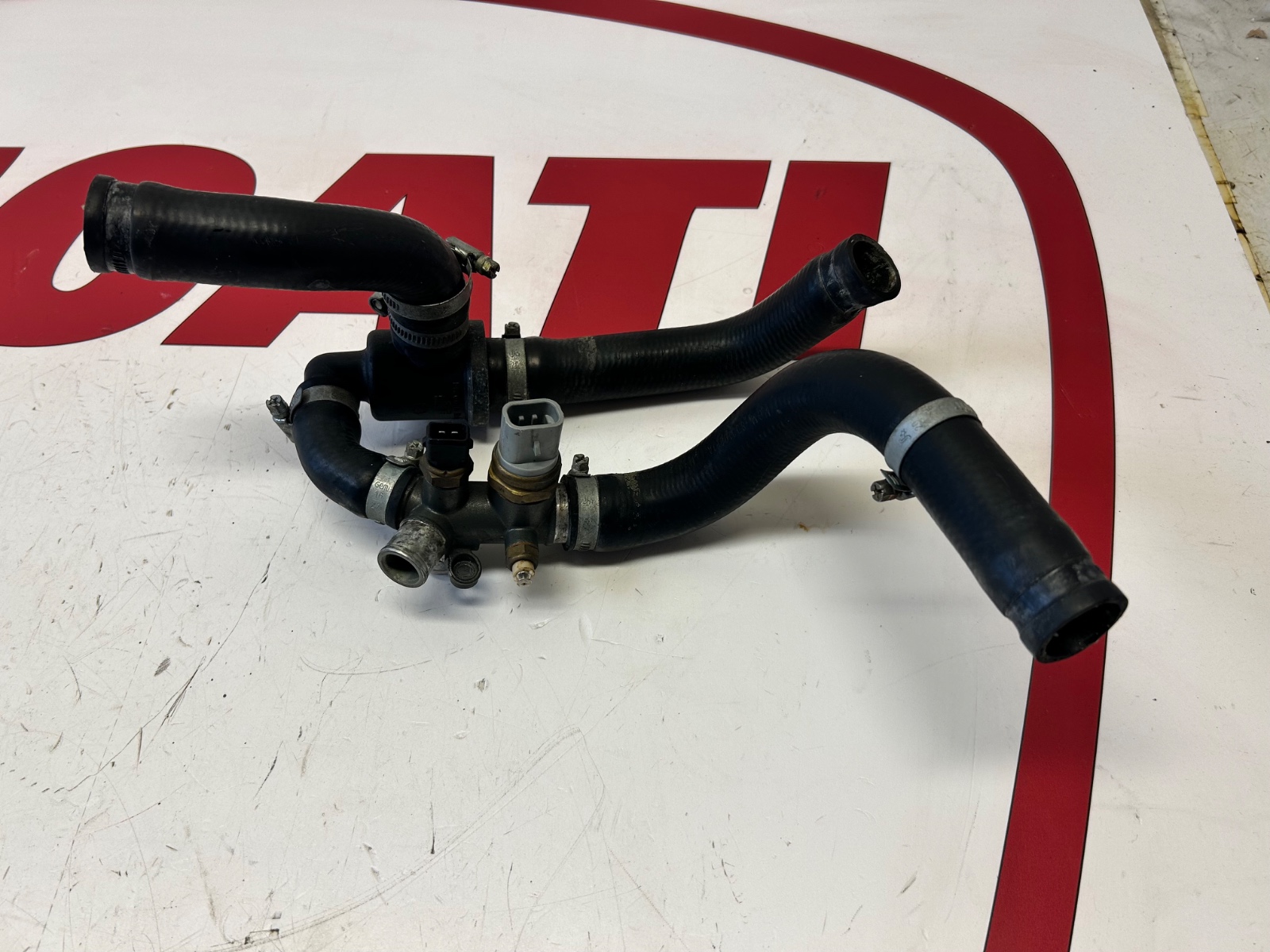 Ducati water coolant hoses thermostat union 748 916 996 81410371AB