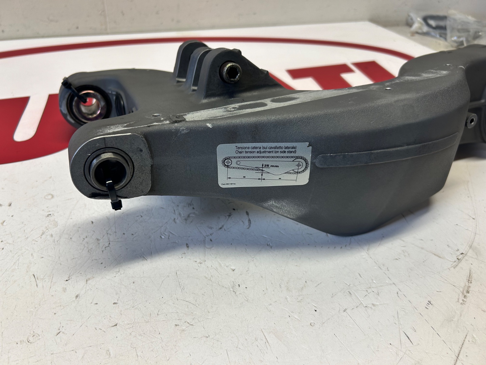 Ducati swingarm swing arm Superbike 748 916 996 998 37010141A