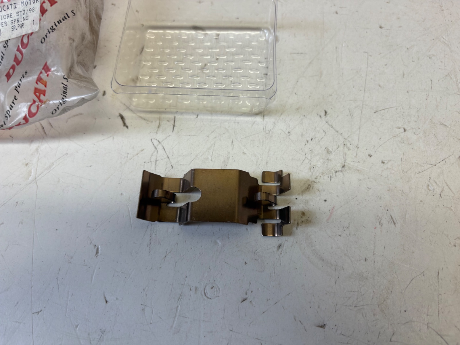 Ducati 2x (Pair) Front Brake caliper Pads stopper spring 61240171A 748 996 998