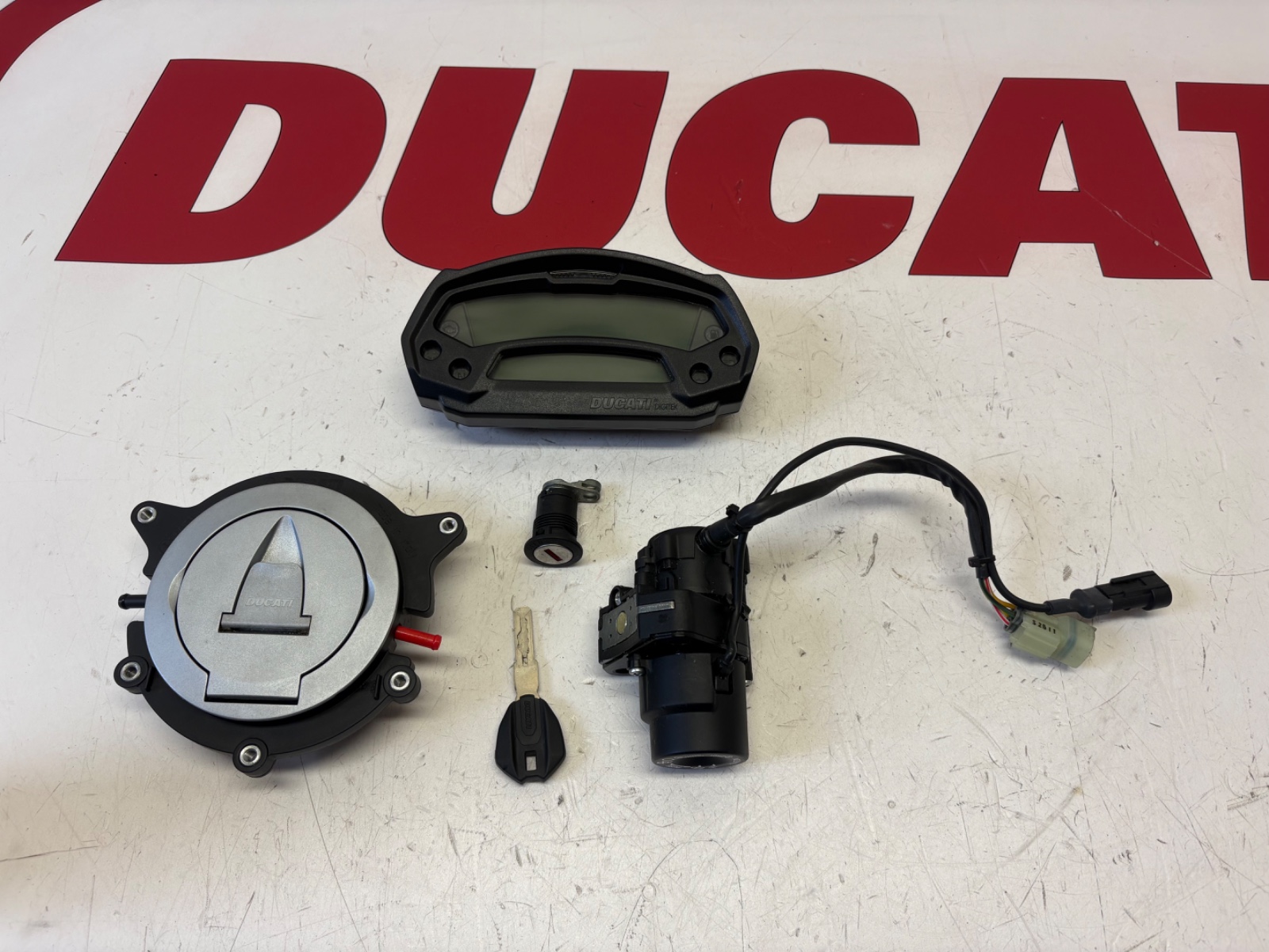 Ducati Lock set instrument panel Dash Monster 696 796 795 1100 EVO 40610861A