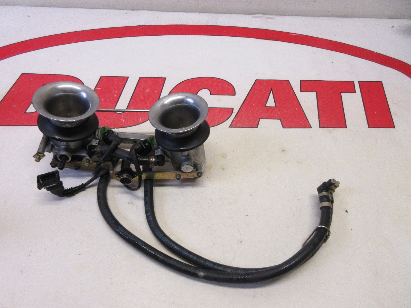 Ducati throttle bodies including hoses quick release 748 748S 748SPS 28240122A