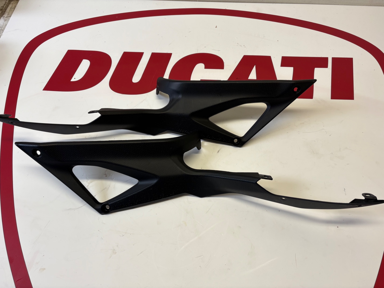 Ducati left & right tank seat panel covers 848 1098 1198 48211391A 48211401A