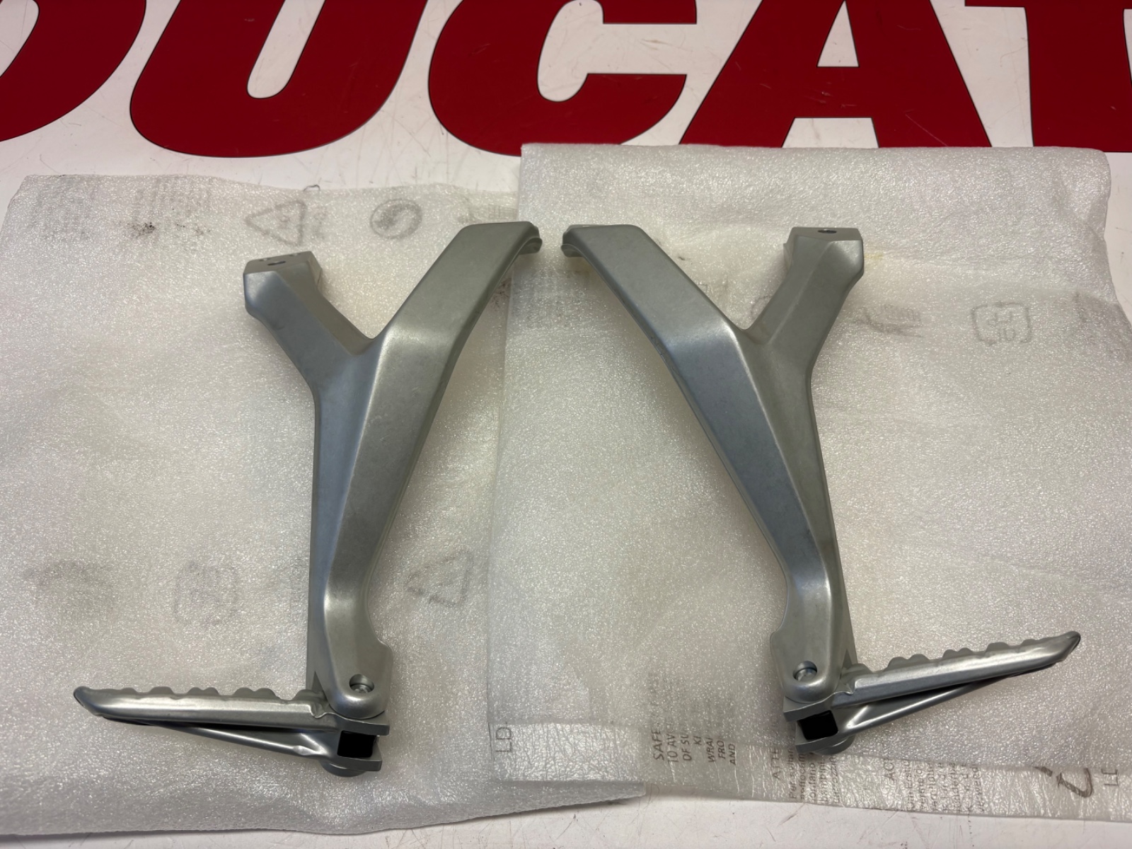 Ducati Right & left passenger steps set Panigale 899 1199 82411892BA 82411881BA