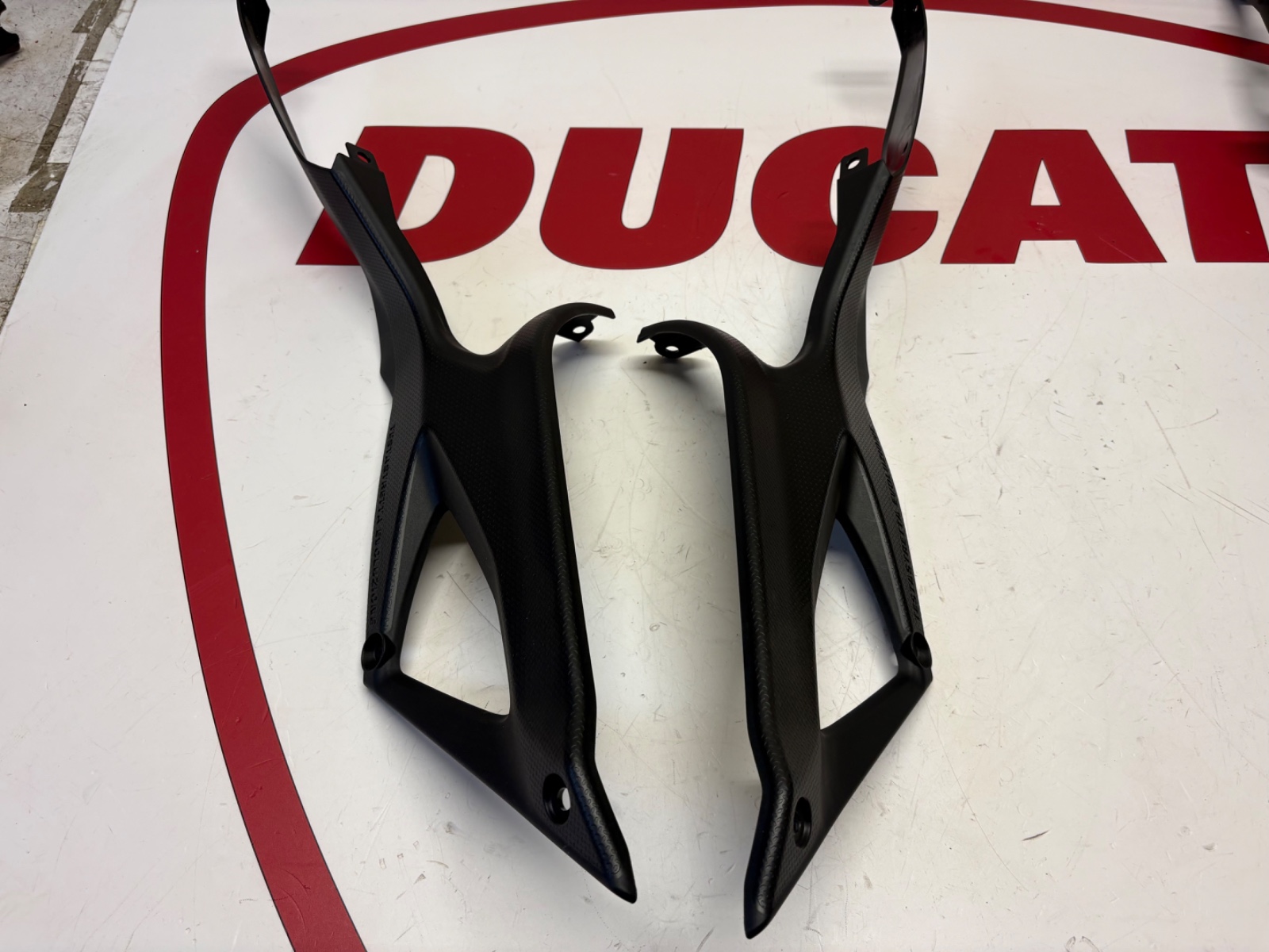 Ducati left & right tank seat covers panel 848 1098 1198 48211401A 48211391A