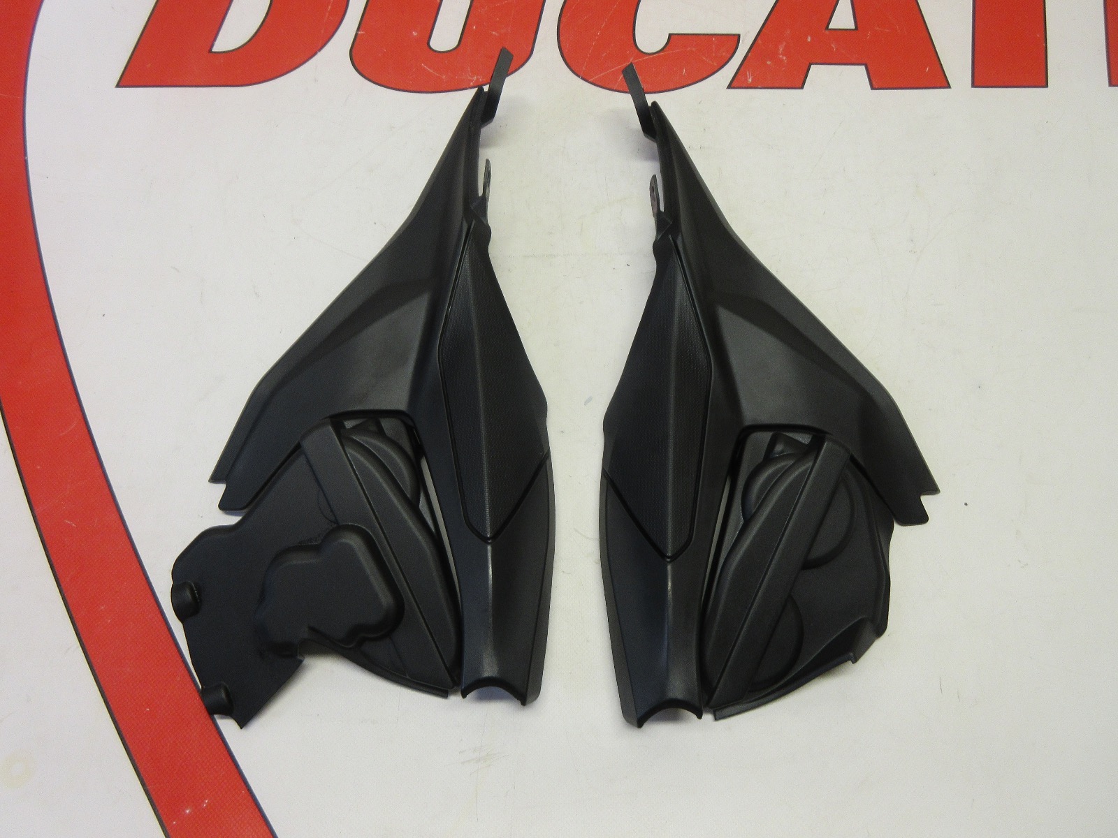 Ducati left and right Tank Side Cover Fairing 46016311A 46016301A 899 959 V2